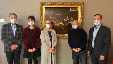 Tableau affiché et présenté avec 5 personnes