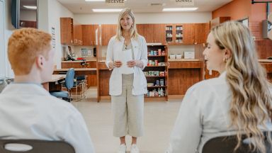 Photo du laboratoire de pharmacie avec étudiante, étudiant et enseignante