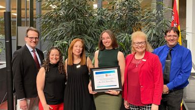 Récipiendaire de la bourse, Ariane Lapointe-Belleau accompagnée de membres de la famille Goodman de Mme Julie Méthot, M. Benoît Drolet et M. Olivier Barbier