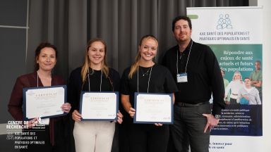 3 étudiantes ayant reçu un certificat