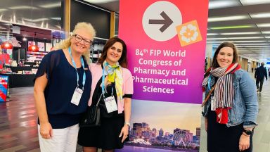 Julie Méthot, Aline Hajj et Anne Pelletier-Germain dans le hall du congrès