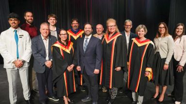 Photo officielle des invités d'honneur et des animateurs de la soirée