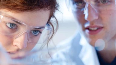 Deux personnes réalisent une activité en laboratoire