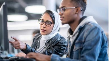 Un étudiant et une étudiante