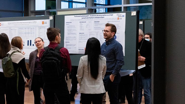 Présentation d'une affiche par un étudiant