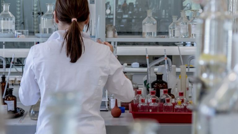 Photo d'un laboratoire et une étudiante de dos