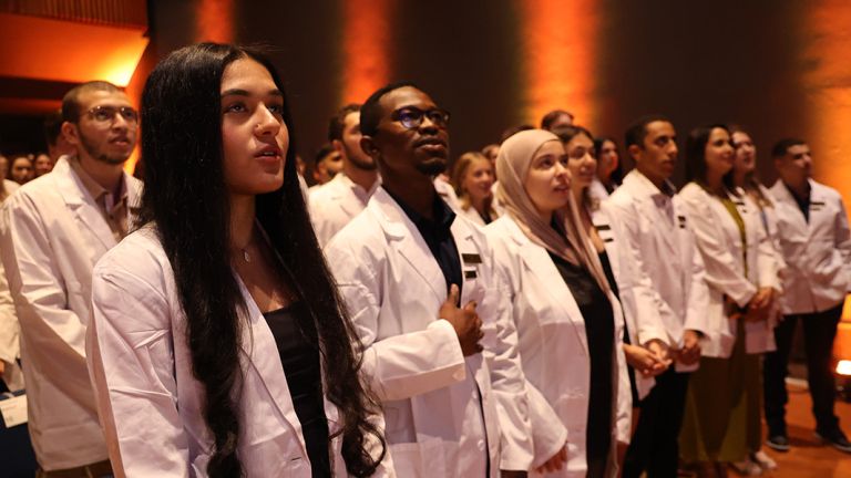 Étudiantes et étudiants dans la salle