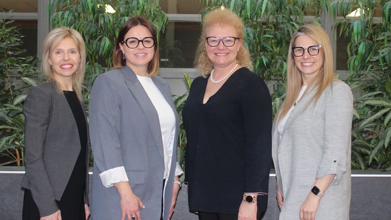 Photo de quatre personnes dont Julie Méthot, Marie-Laurence Tremblay