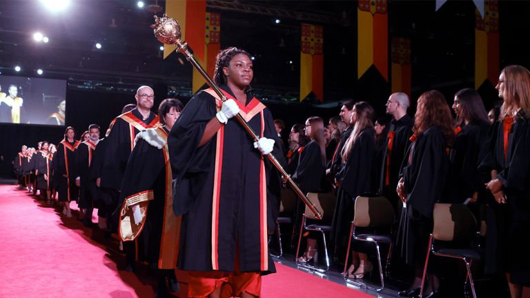 entrée en salle avec la porteuse de la masse, Méryl-Farelle