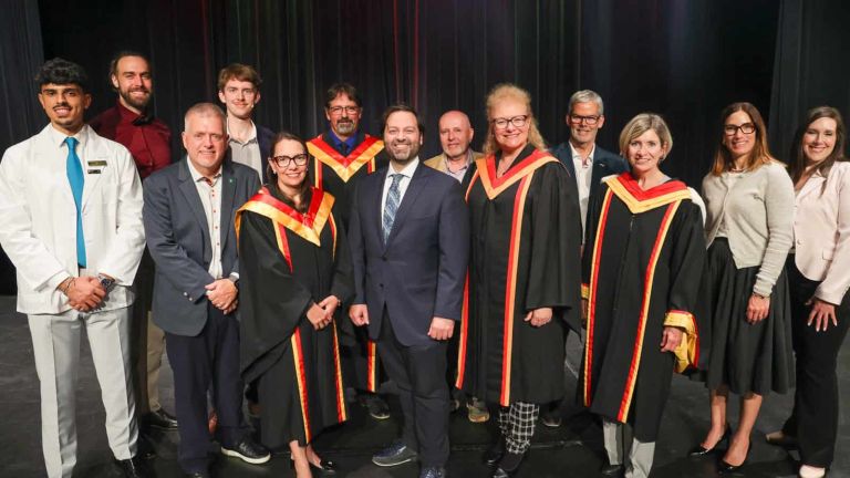 Photo officielle des invités d'honneur et des animateurs de la soirée