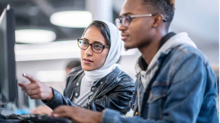 Un étudiant et une étudiante